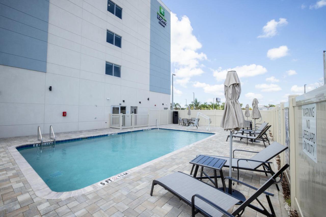 Holiday Inn Express & Suites Tampa Stadium - Airport Area By Ihg ภายนอก รูปภาพ