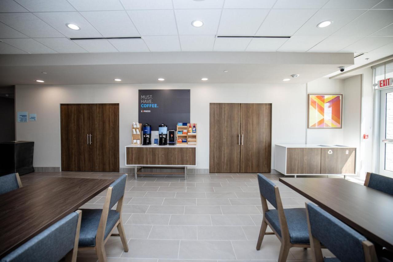 Holiday Inn Express & Suites Tampa Stadium - Airport Area By Ihg ภายนอก รูปภาพ