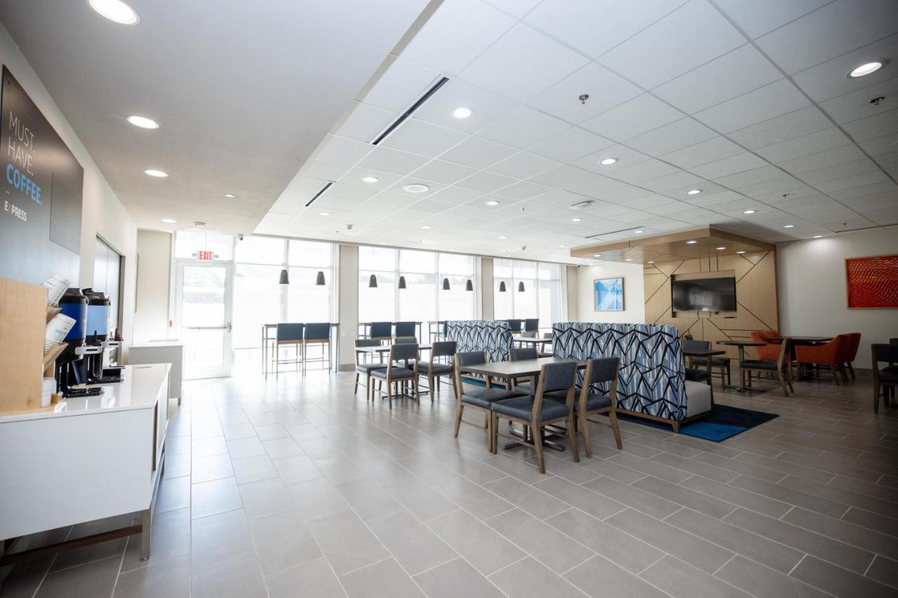 Holiday Inn Express & Suites Tampa Stadium - Airport Area By Ihg ภายนอก รูปภาพ