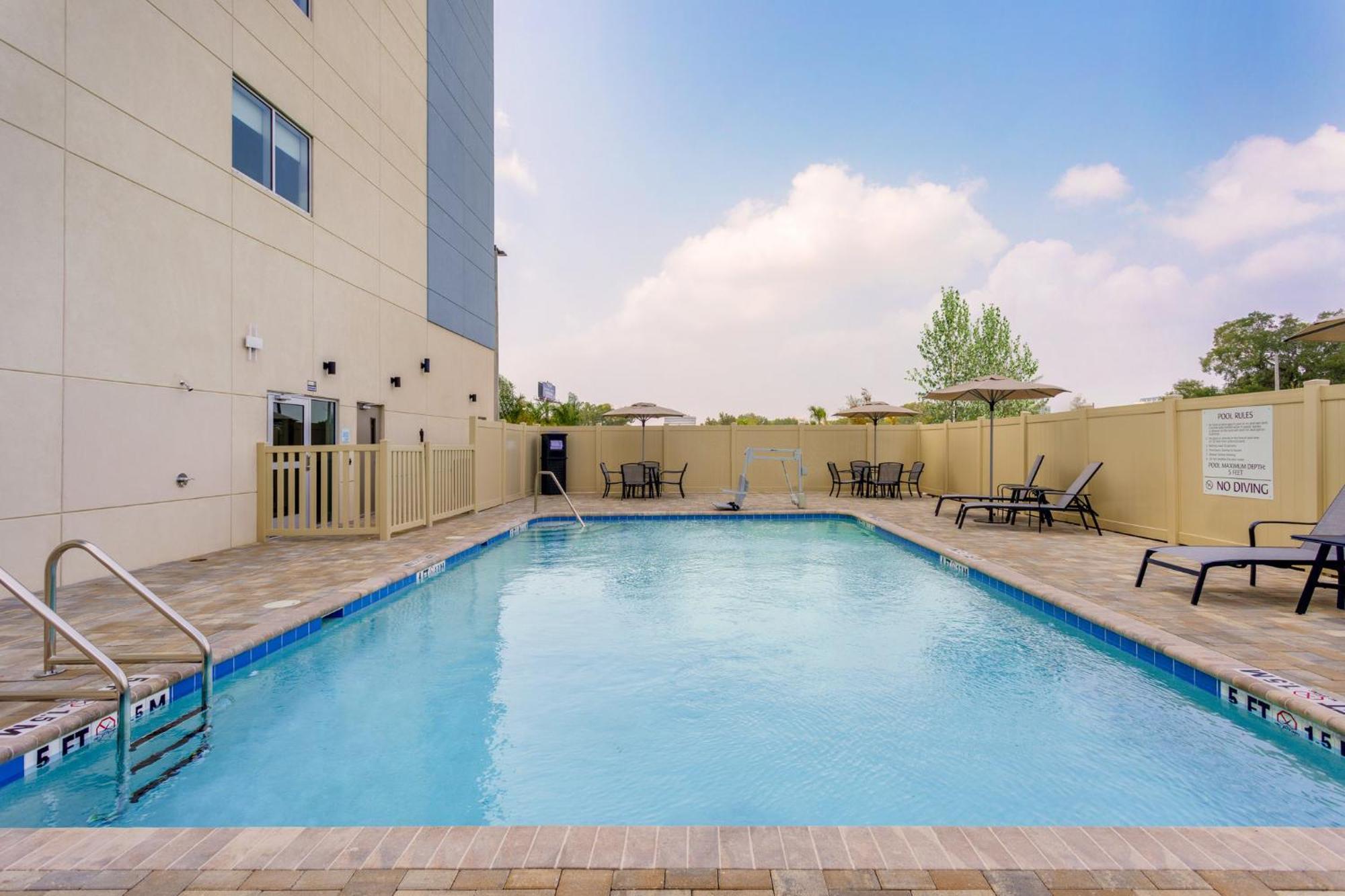 Holiday Inn Express & Suites Tampa Stadium - Airport Area By Ihg ภายนอก รูปภาพ